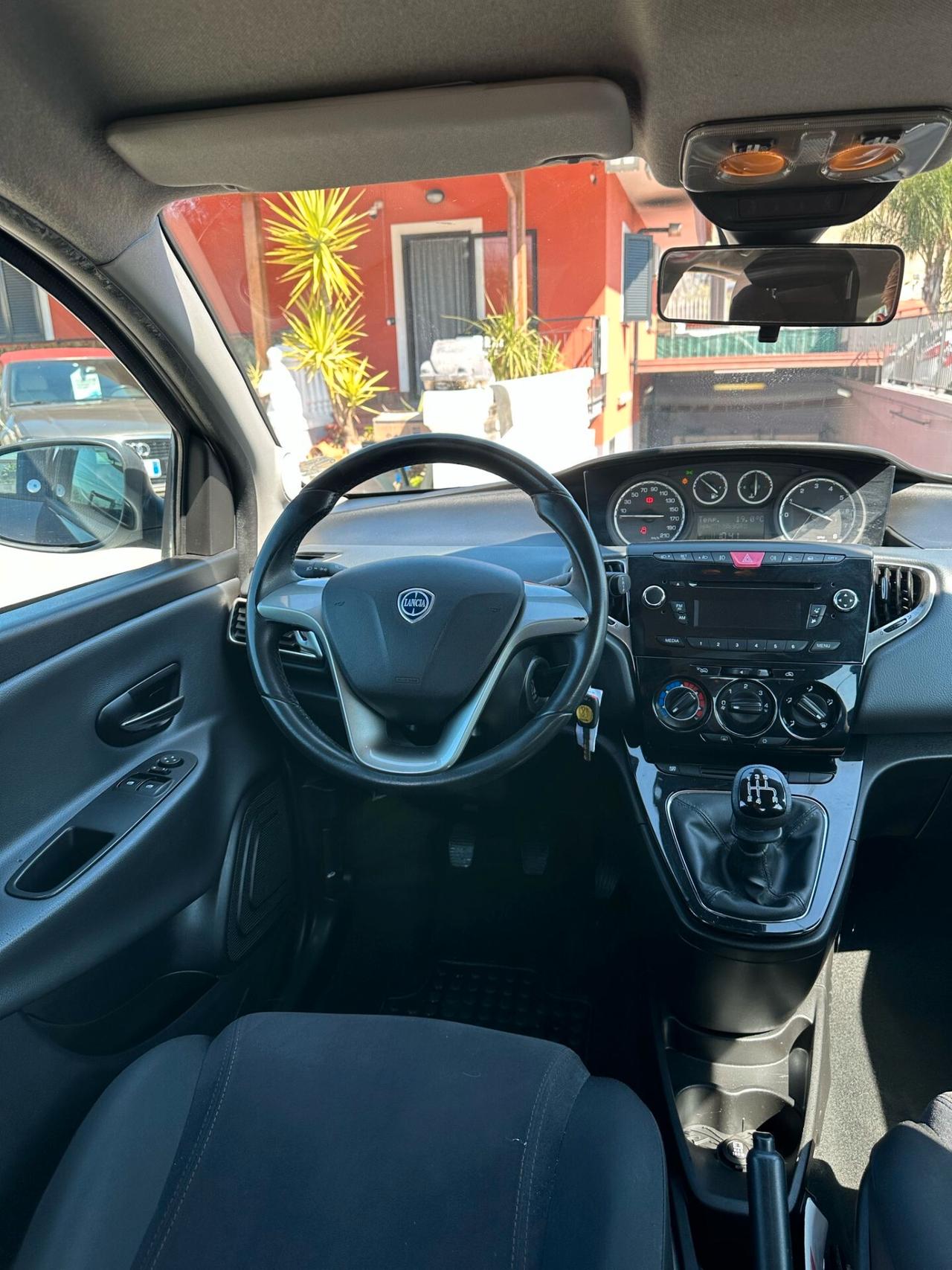 Lancia Ypsilon 0.9 TwinAir 85 CV 5 porte Metano Ecochic Silver