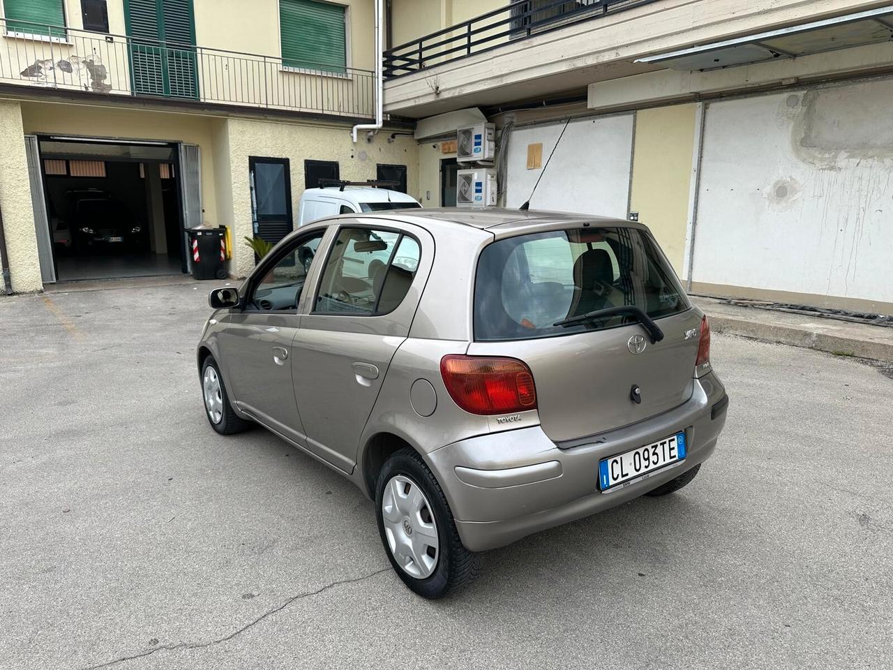 Toyota Yaris 1.3i 16V cat 5 porte Sol