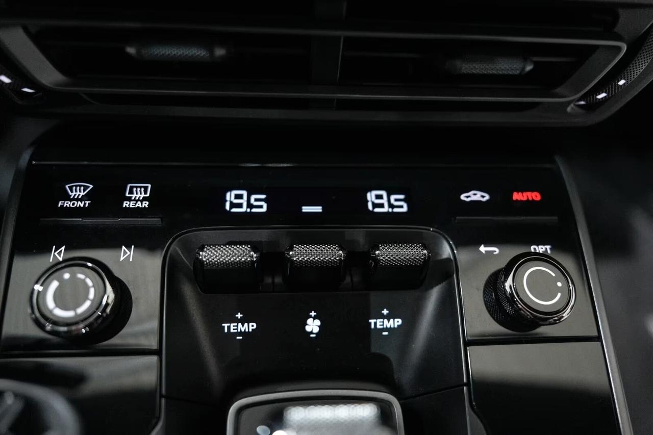 Porsche 992, 911 Coupe 3.0 Carrera auto, sedili sportivi