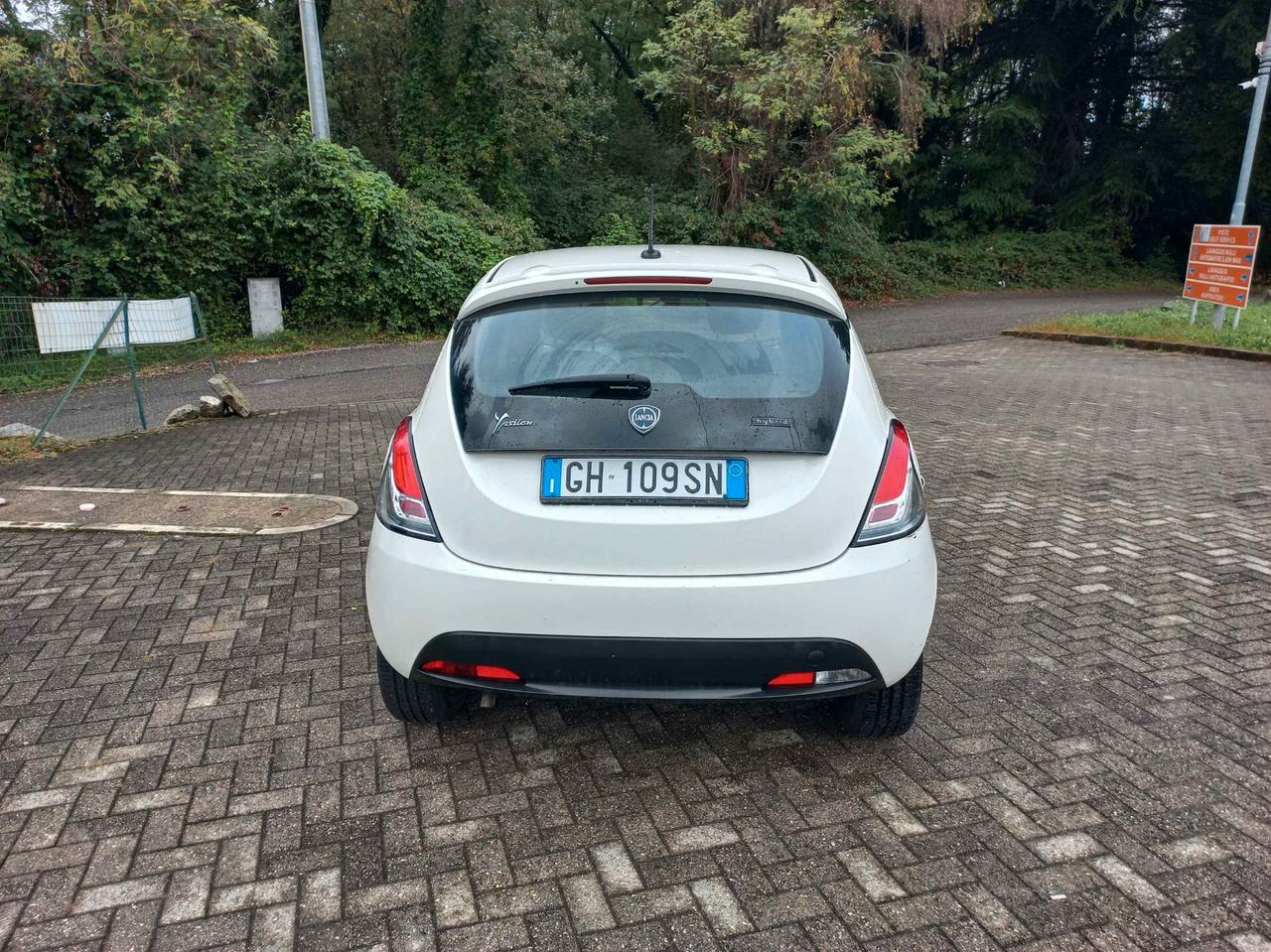 Lancia Ypsilon 1.0 FireFly 5 porte S&S Hybrid Ecochic Silver