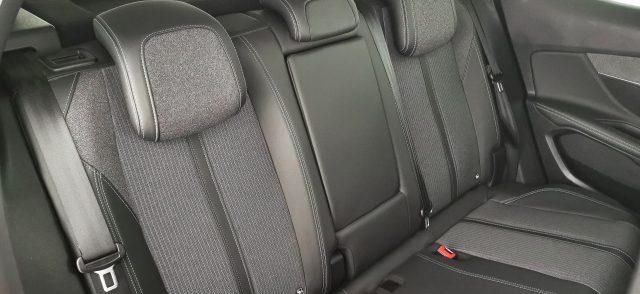 PEUGEOT 3008 Hybrid4 300 e-EAT8 Allure Pack