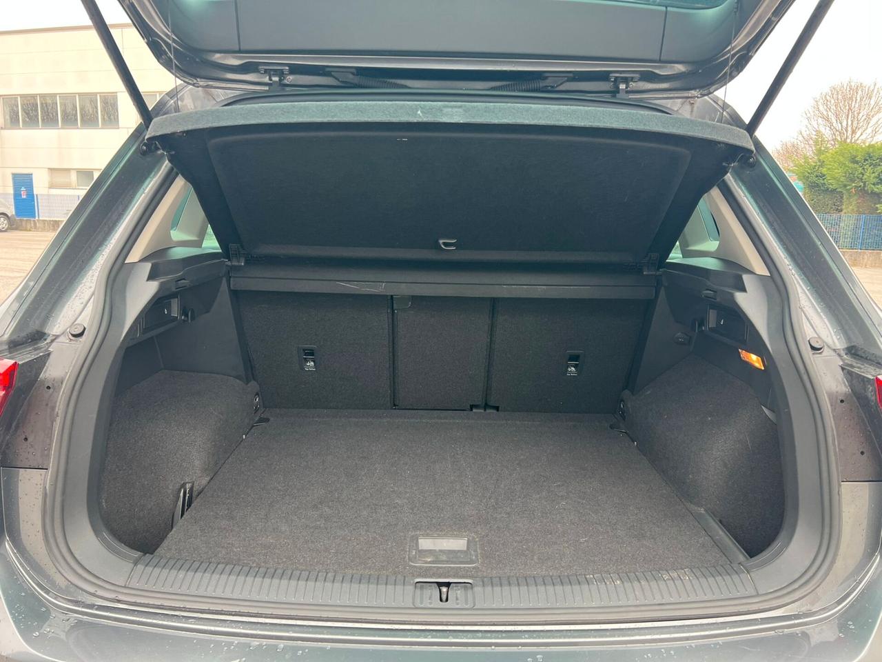 Volkswagen Tiguan 1.6 TDI SCR Sport BlueMotion R-LINE