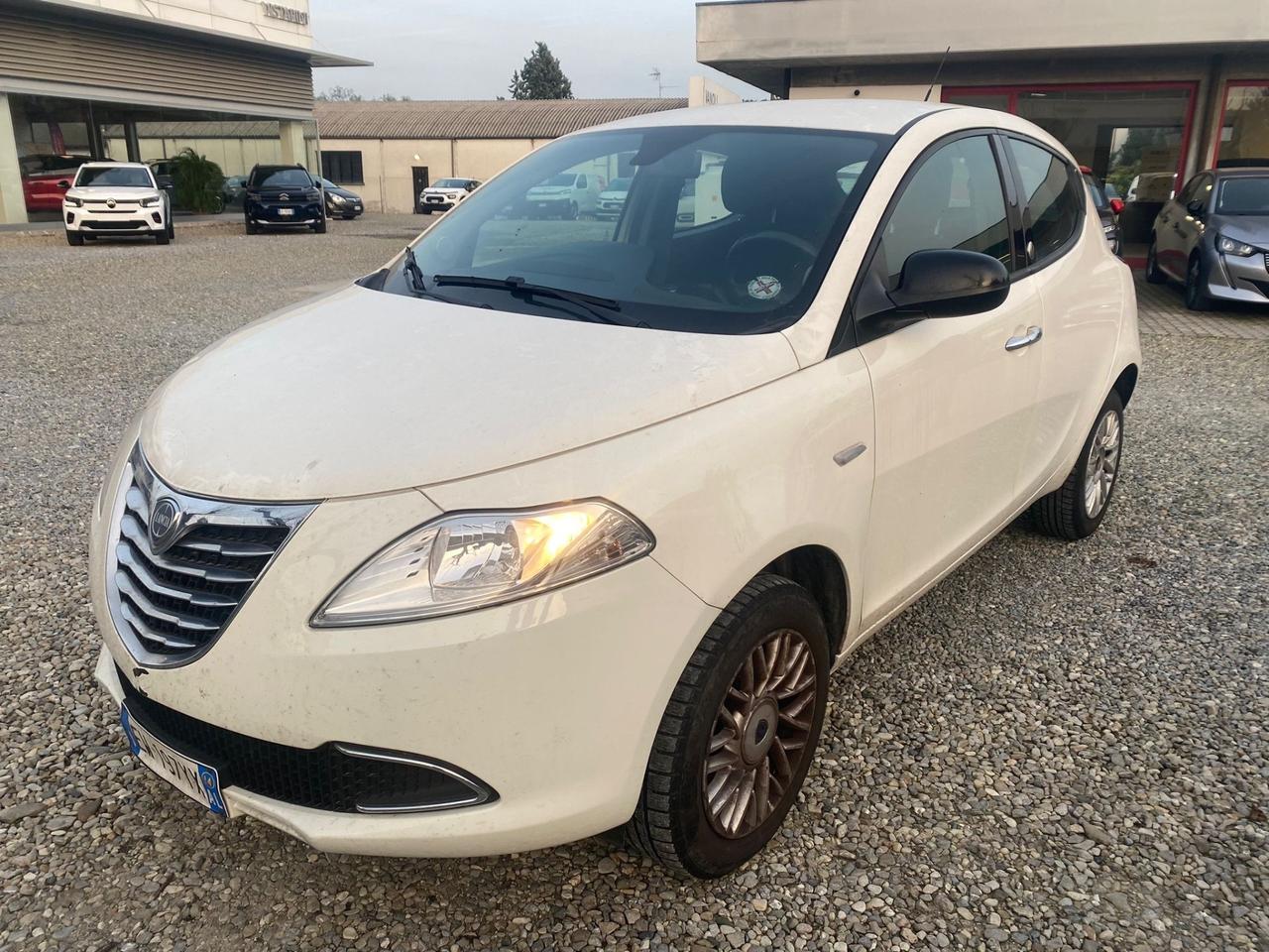 Lancia Ypsilon 0.9 TwinAir 85 CV 5 porte Metano Ecochic Silver