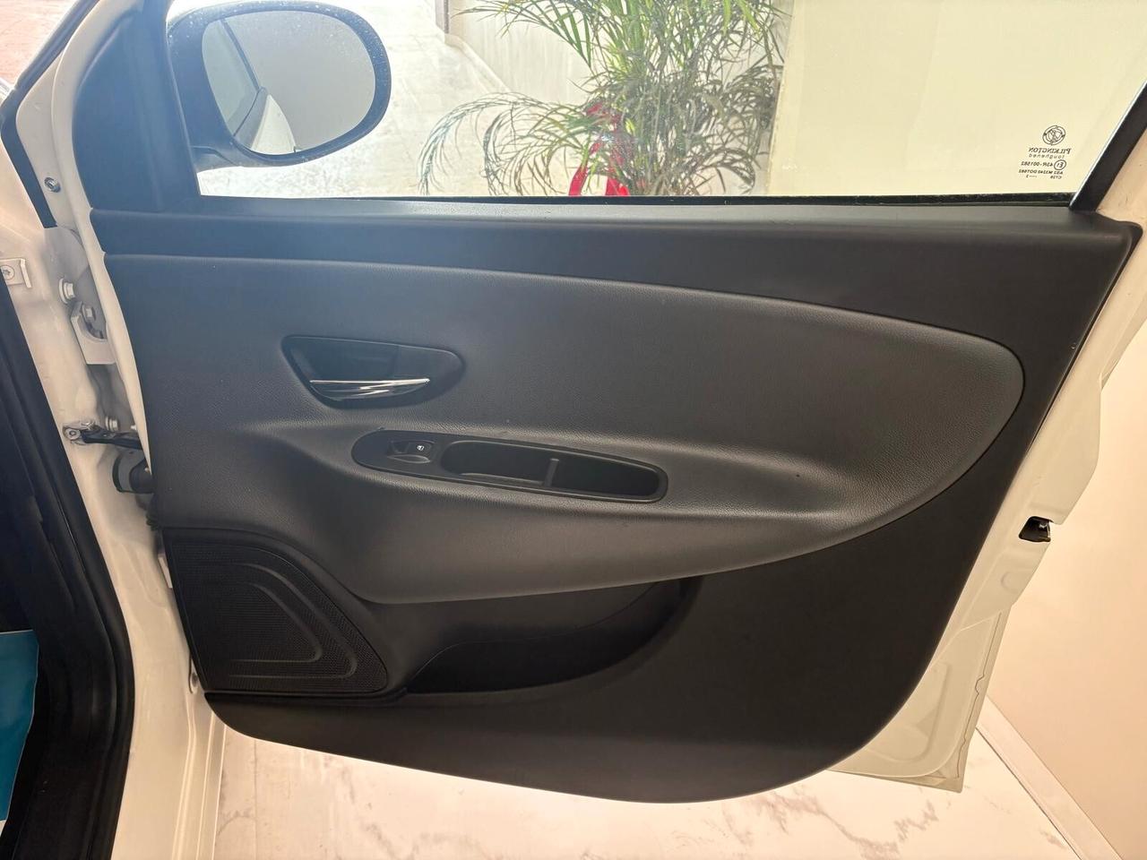 Lancia Ypsilon 1.2 69 CV 5 porte S&S Platinum