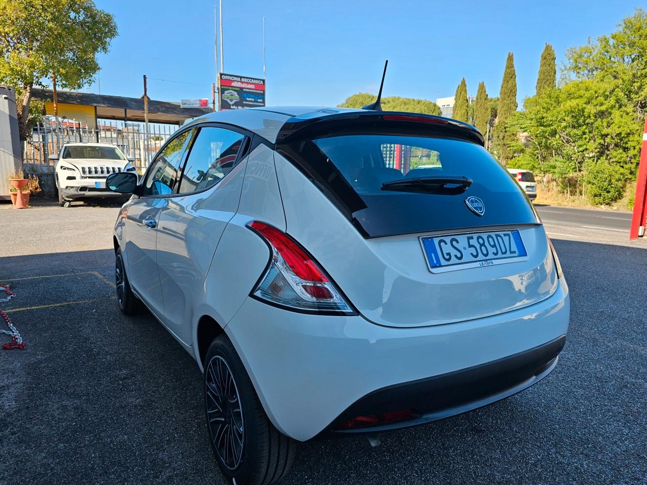 Lancia Ypsilon 2023 Noleggio BREVE termine