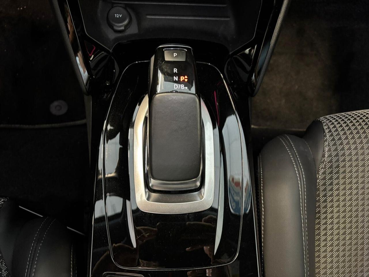 Peugeot 2008 GT LINE motore elettrico 136 CV SPOTICAR