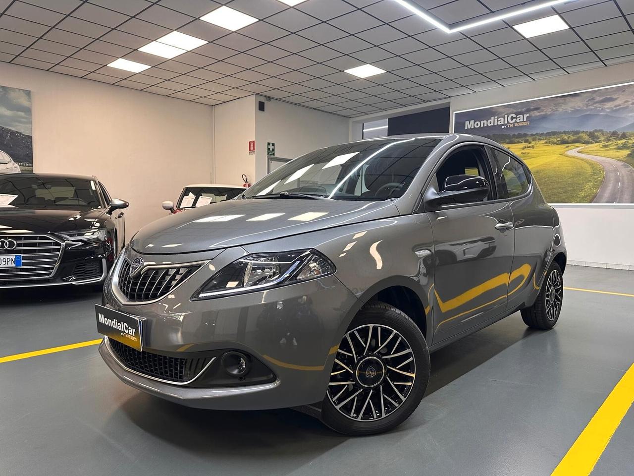 Lancia Ypsilon 1.0 firefly hybrid Silver Plus