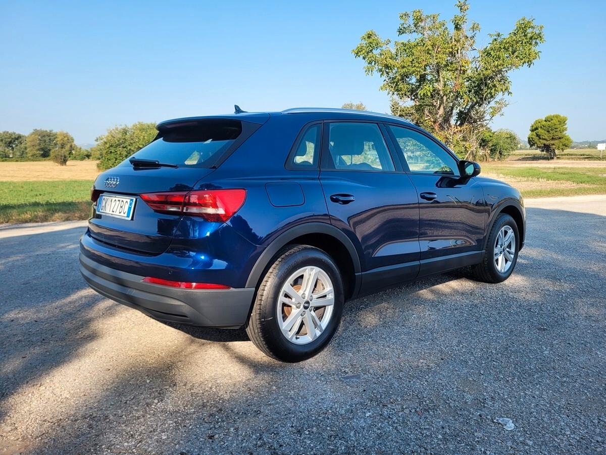Audi Q3 35 TFSI S tronic Business interni s-line