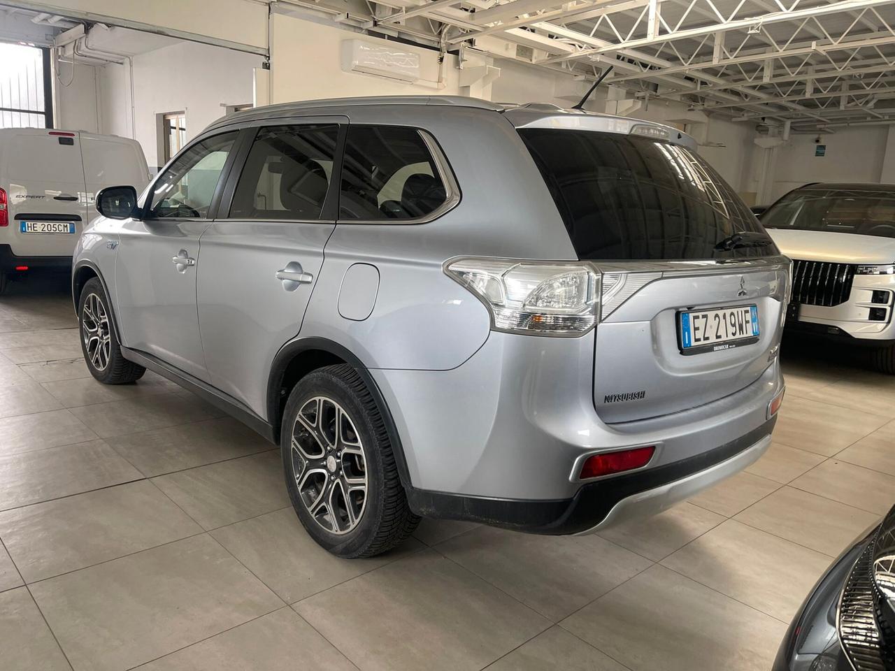 Mitsubishi Outlander 2.0 MIVEC 4WD PHEV Instyle Diamond