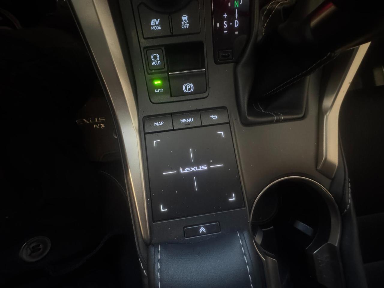 Lexus NX 300h 2.5 Business 2wd cvt