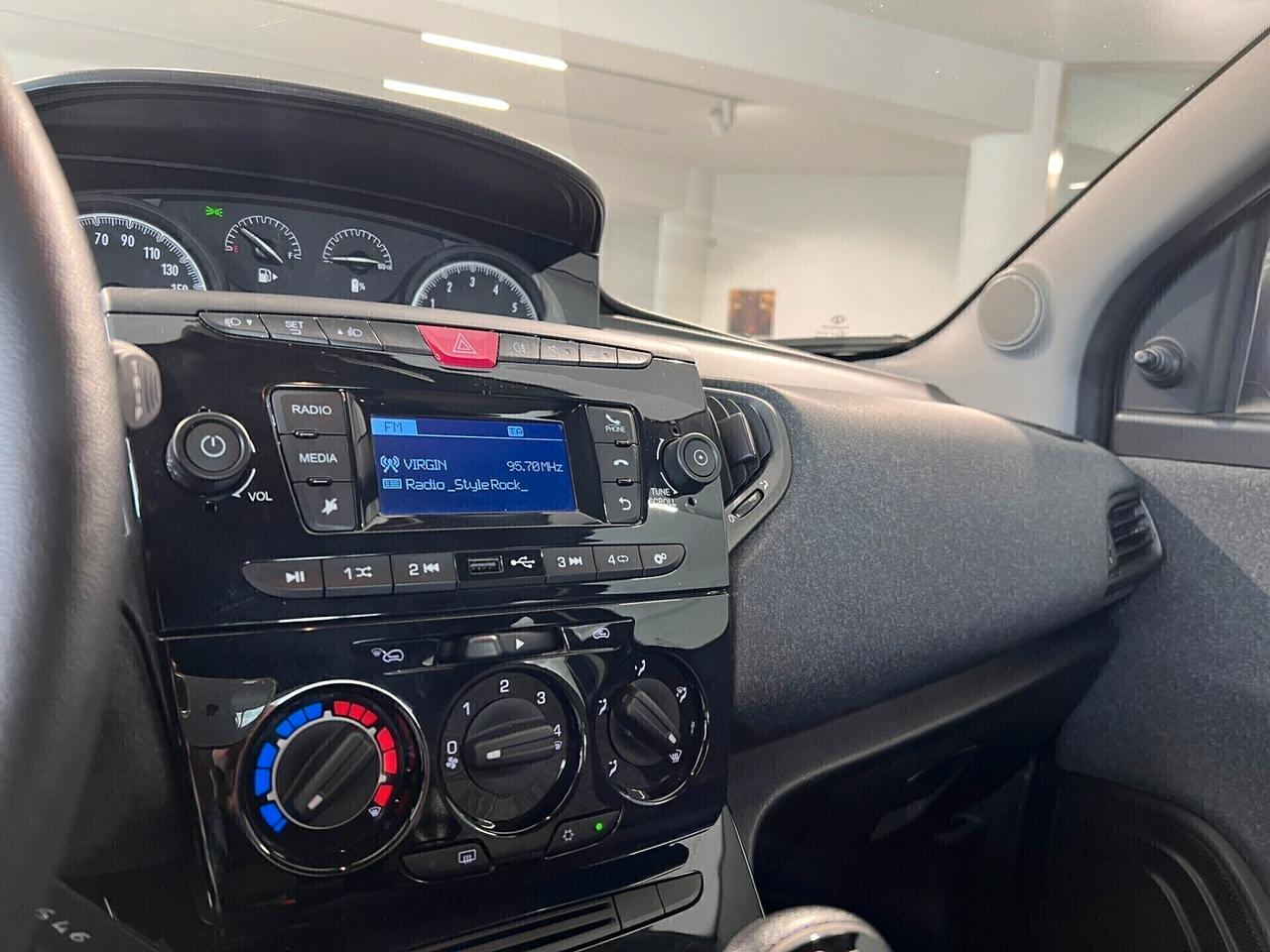 Lancia Ypsilon 1.0 FireFly 5 porte S&S Hybrid Silver