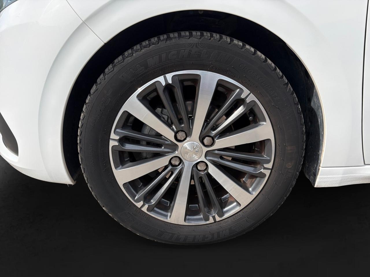 Peugeot 208 PureTech 82 5p. GPL Allure