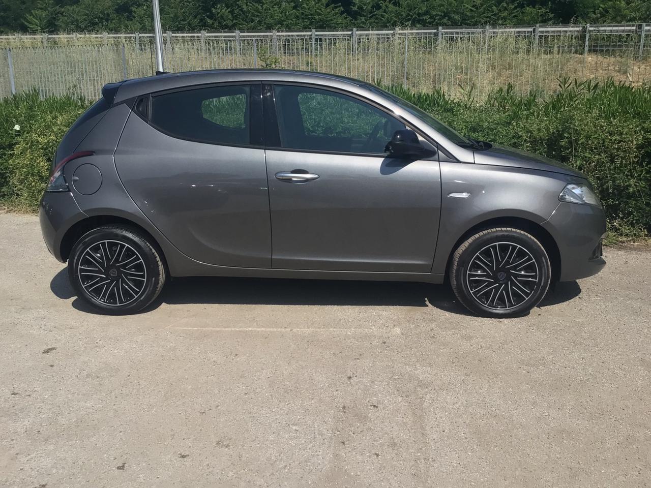 Lancia Ypsilon 1.0 FireFly 5 porte S&S Hybrid Silver Plus