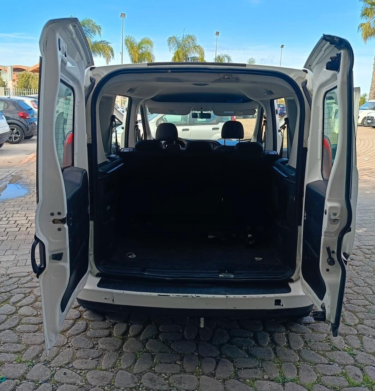 Fiat Doblo 1.3 MTJ Autocarro con gancio traino N1 5 posti