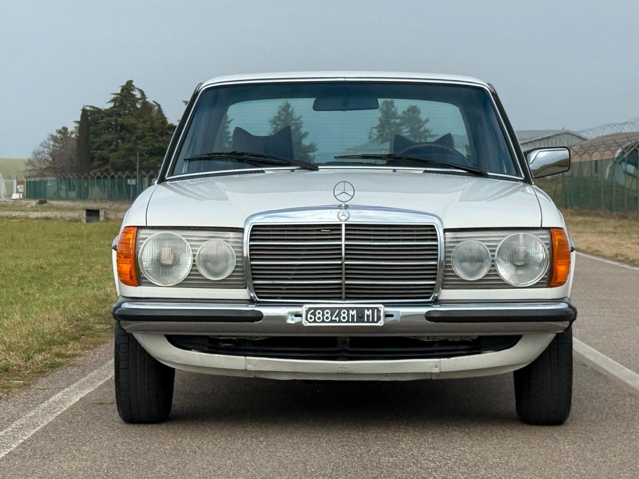 Mercedes 200 W123 "STUPENDA - ASI - TARGHE ORIGINALI"