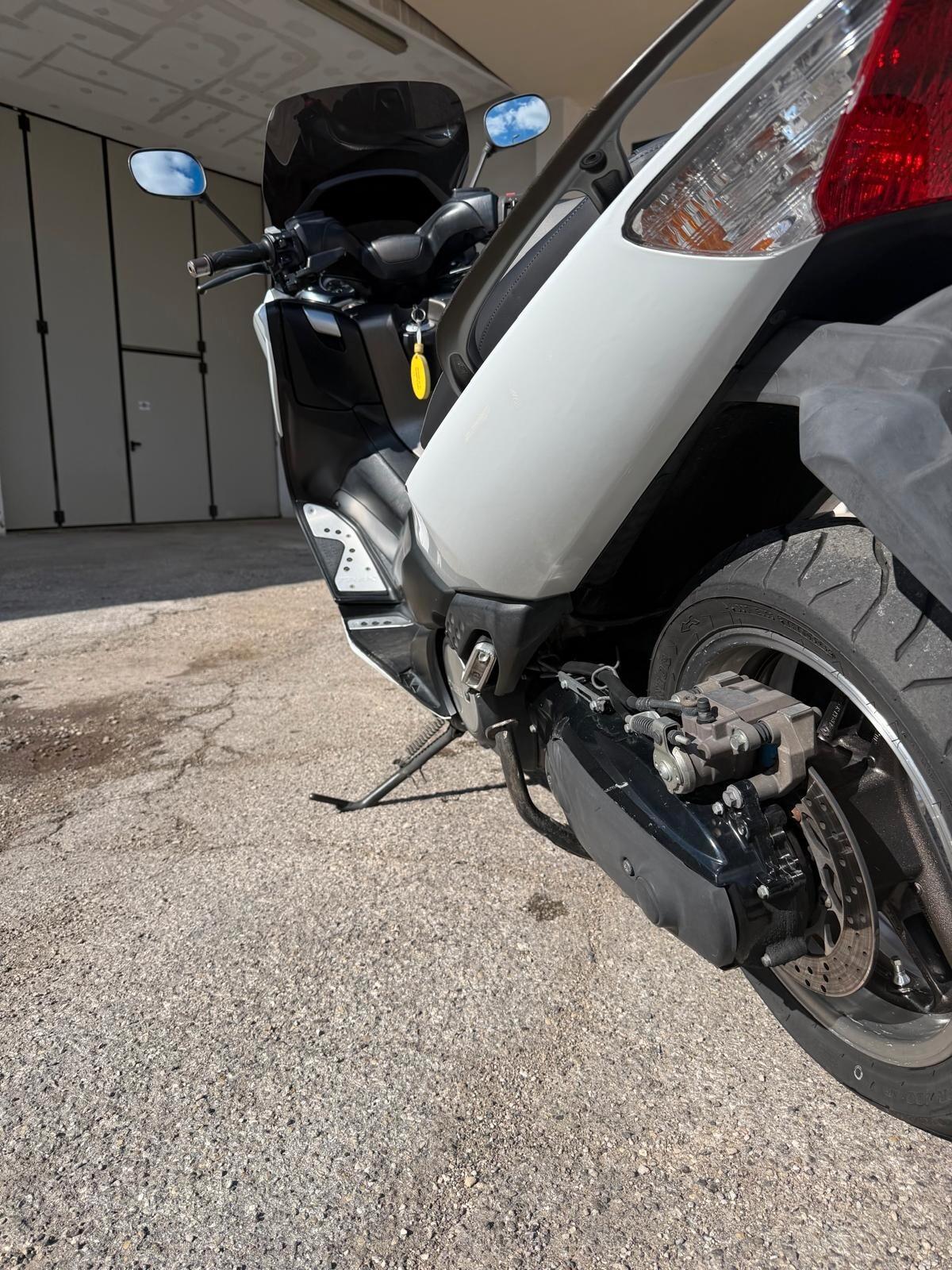 Yamaha TMAX White