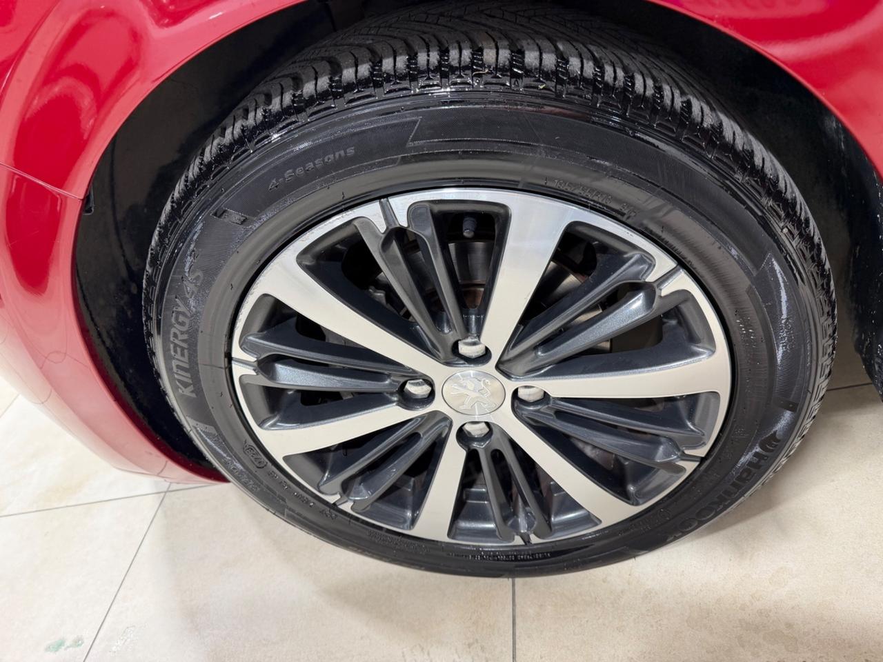 Peugeot 208 PureTech 82 5p. GPL Allure