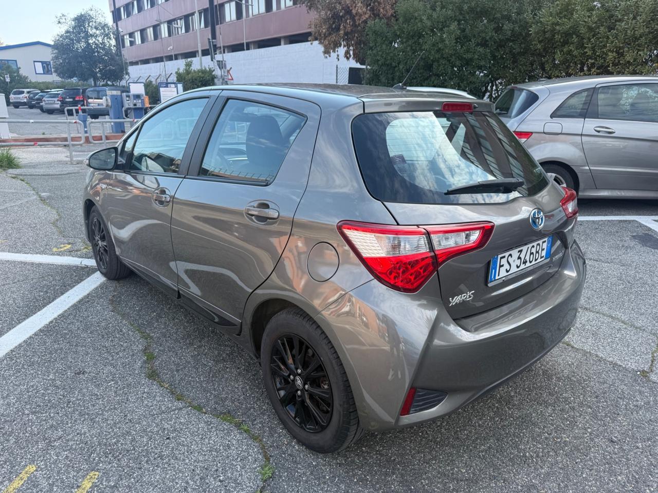 Toyota Yaris 1.5 hybrid trend gray edition