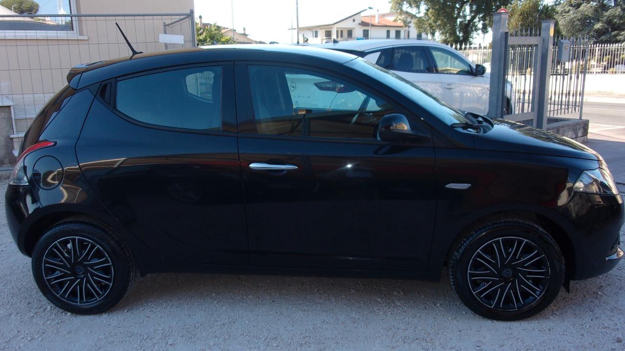 Lancia Ypsilon 1.0 FireFly 5 porte S&S Hybrid Silver