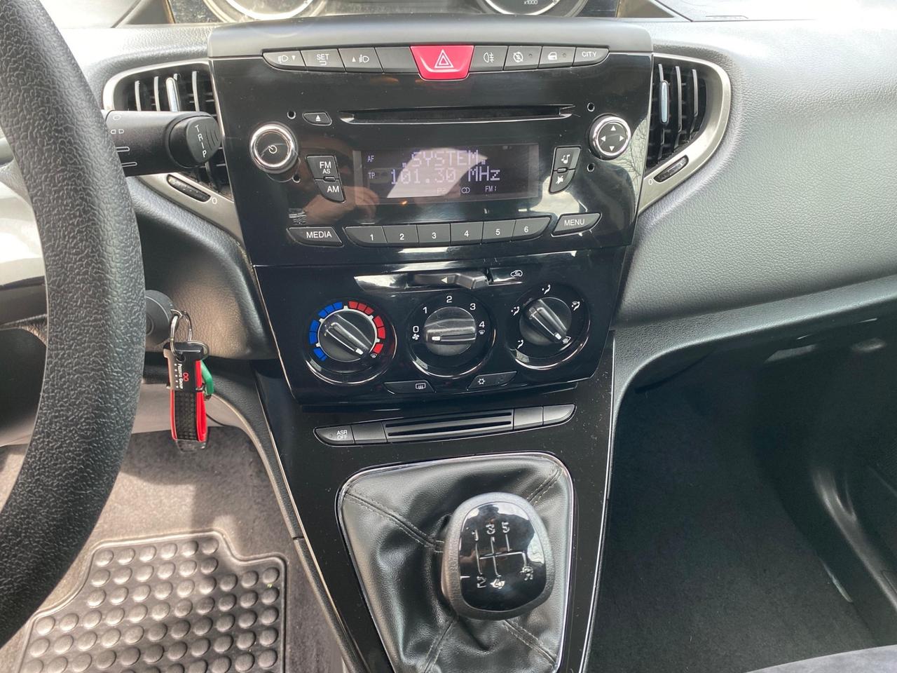 Lancia Ypsilon 1.2 69 CV Unyca