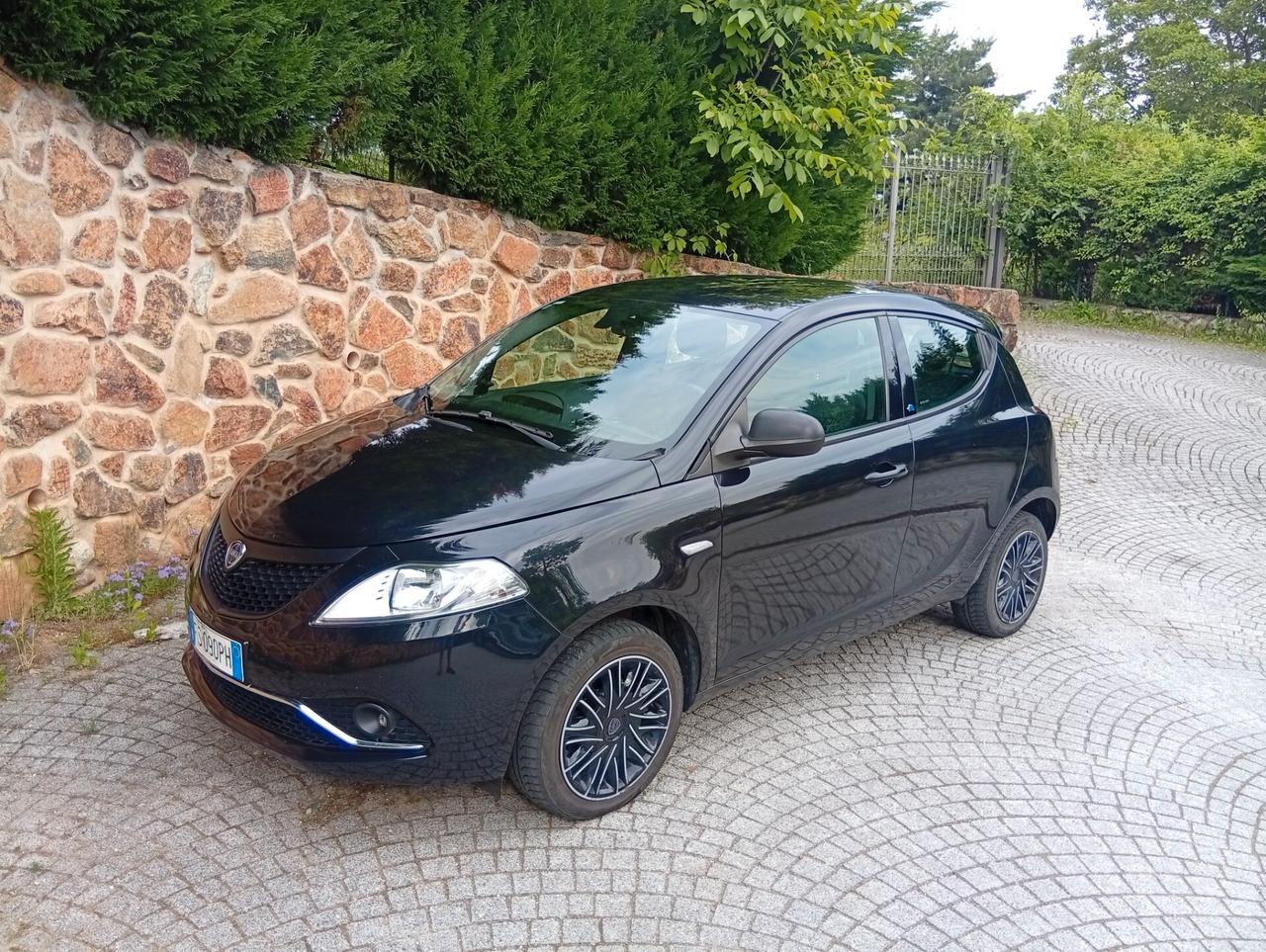 Lancia Ypsilon 1.2 69 CV 5 porte GPL Ecochic Black and Noir
