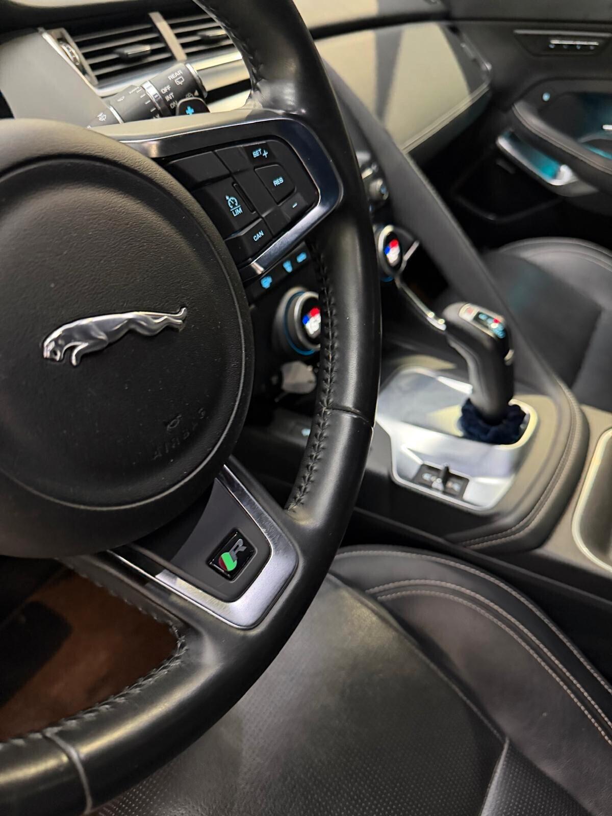 Jaguar E-Pace 2.0D 240 CV AWD aut. R-Dynamic HSE