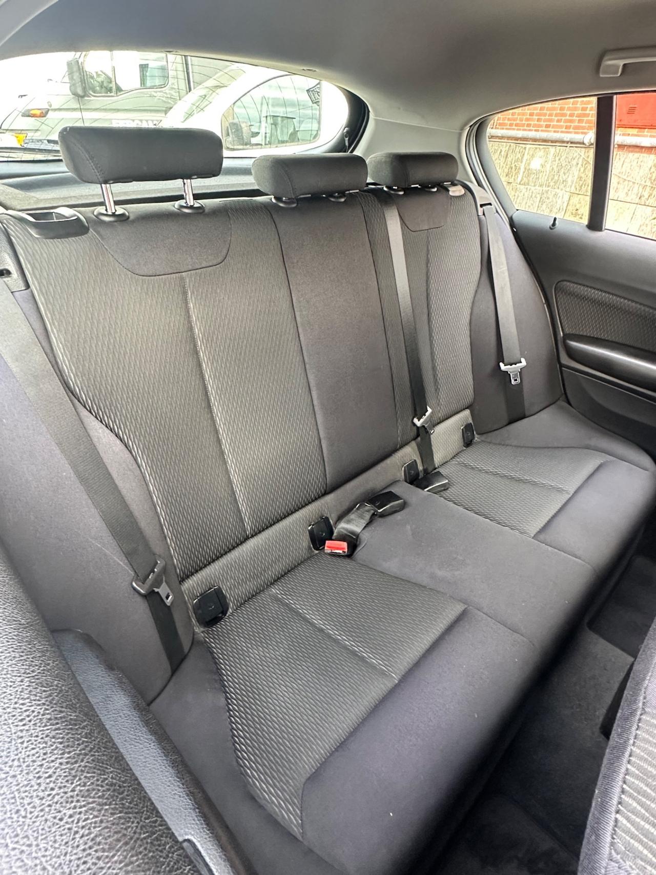 Bmw 118 118d 5p. Unique