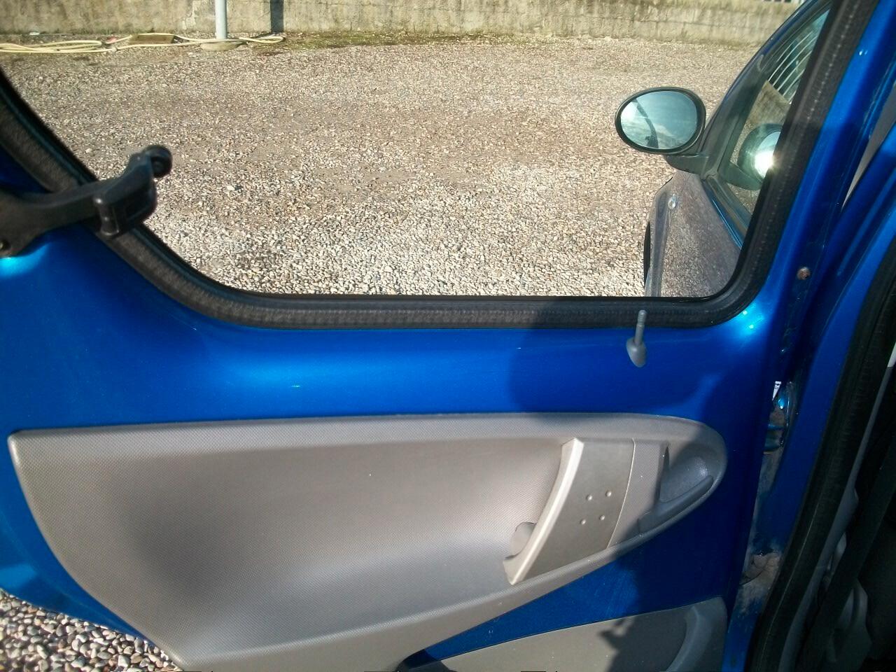 Toyota Aygo 1.0 12V VVT-i 5 porte Sol CC 998 BENZINA SI NUOVI PATENTATI GARANZIA UN ANNO KM 122500 COME NUO