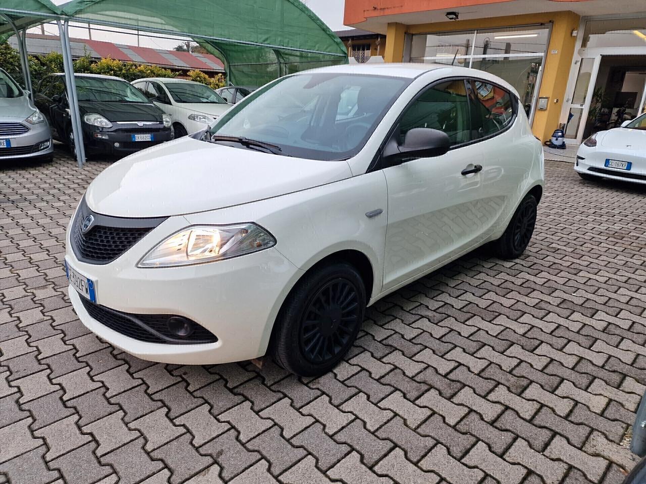 Lancia Ypsilon 1.0 FireFly S&S Hybrid Ecochic Silver