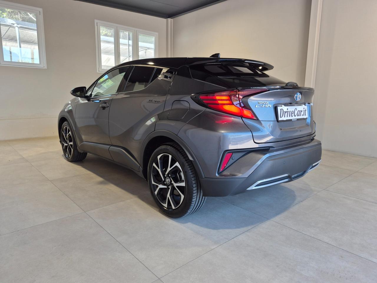 2.0 E-CVT HYBRID LED C.18" RETROCAM. V.PRIVACY CLIMA AUTO.