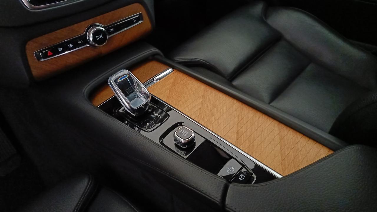 VOLVO XC90 2.0 b5 Momentum Pro awd 7p.ti geartronic