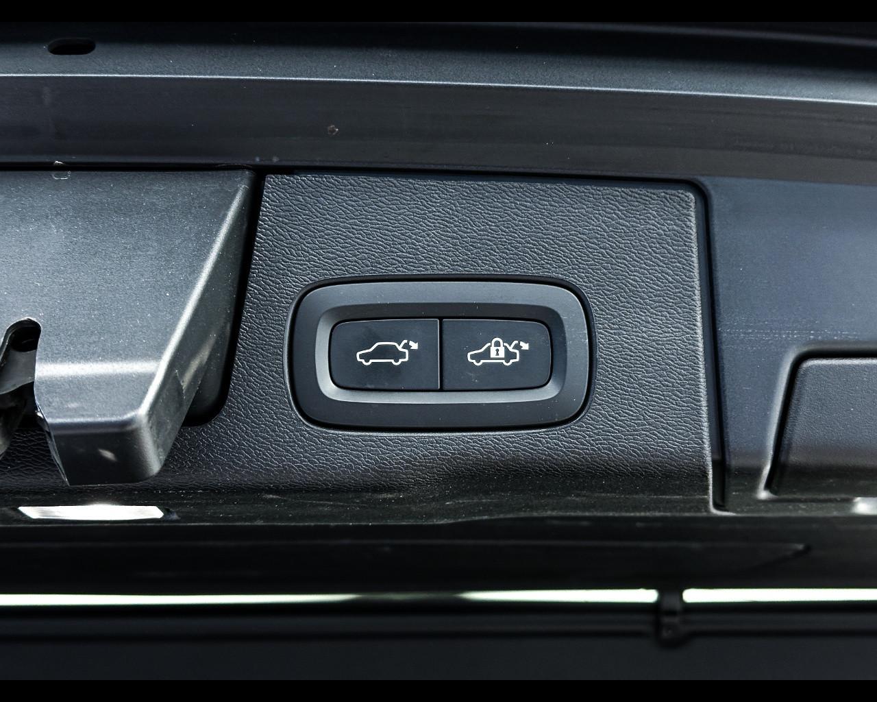 VOLVO XC60 (2017-->) - XC60 T6 Recharge Plug-in Hybrid AWD Inscription