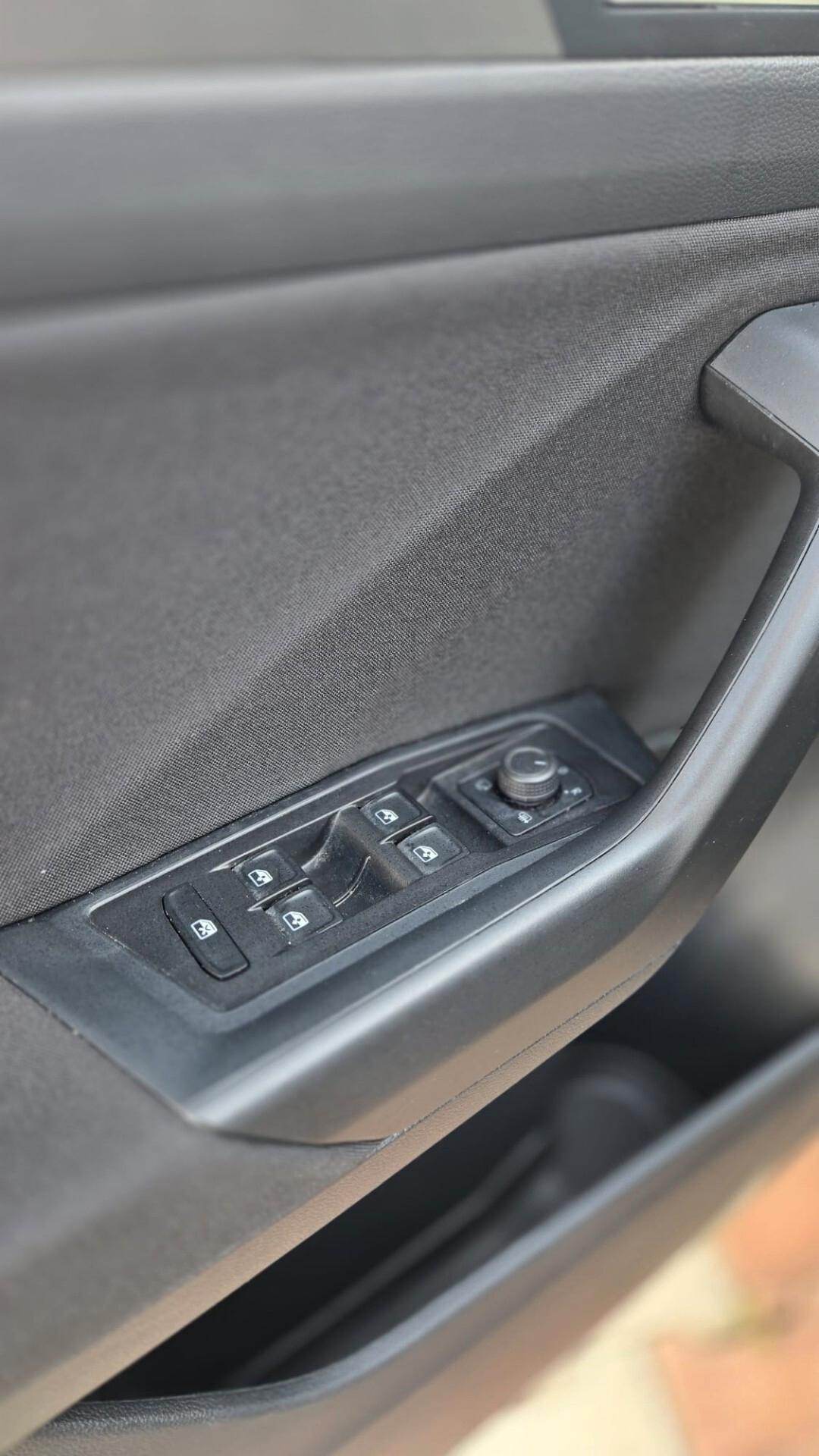 Volkswagen T-Roc 2.0 tdi Style 150CV dsg Uff Italy Led USB App Lega