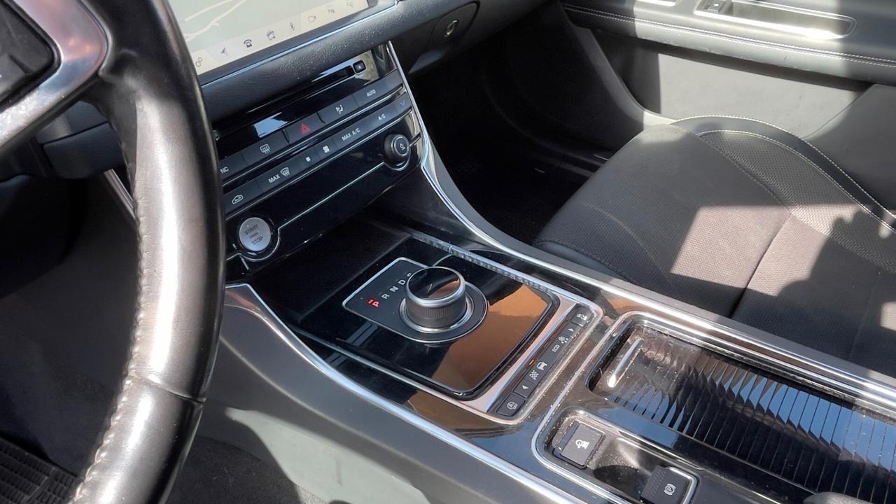 Jaguar XF 2.0 D 180 CV aut. R-Sport /(incidentata)
