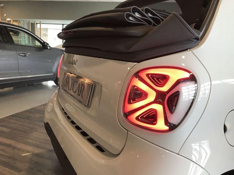 smart fortwo EQ cabrio suitegrey Caricatore da (22kW) Fari Ful Led