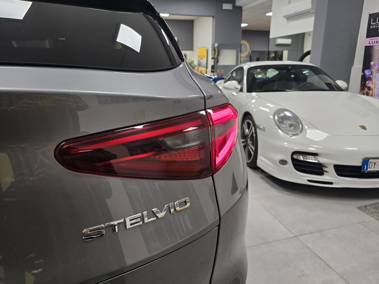 Alfa Romeo Stelvio 2.2T EXECUTIVE Q4 190CV 4X4_KEYLESS_SERVICE BOOK