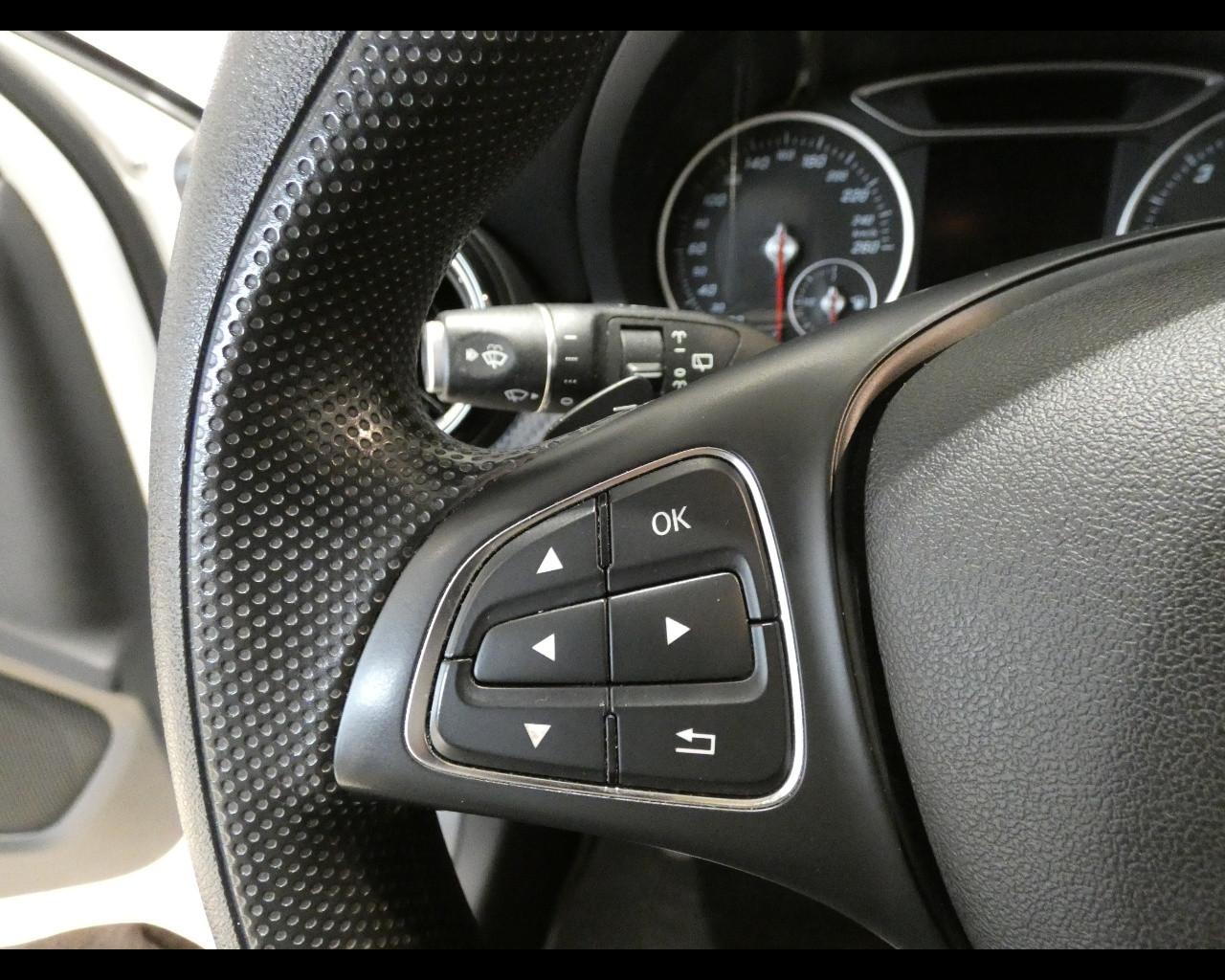 Mercedes-Benz GLA (X156) - GLA 200 d Automatic Business