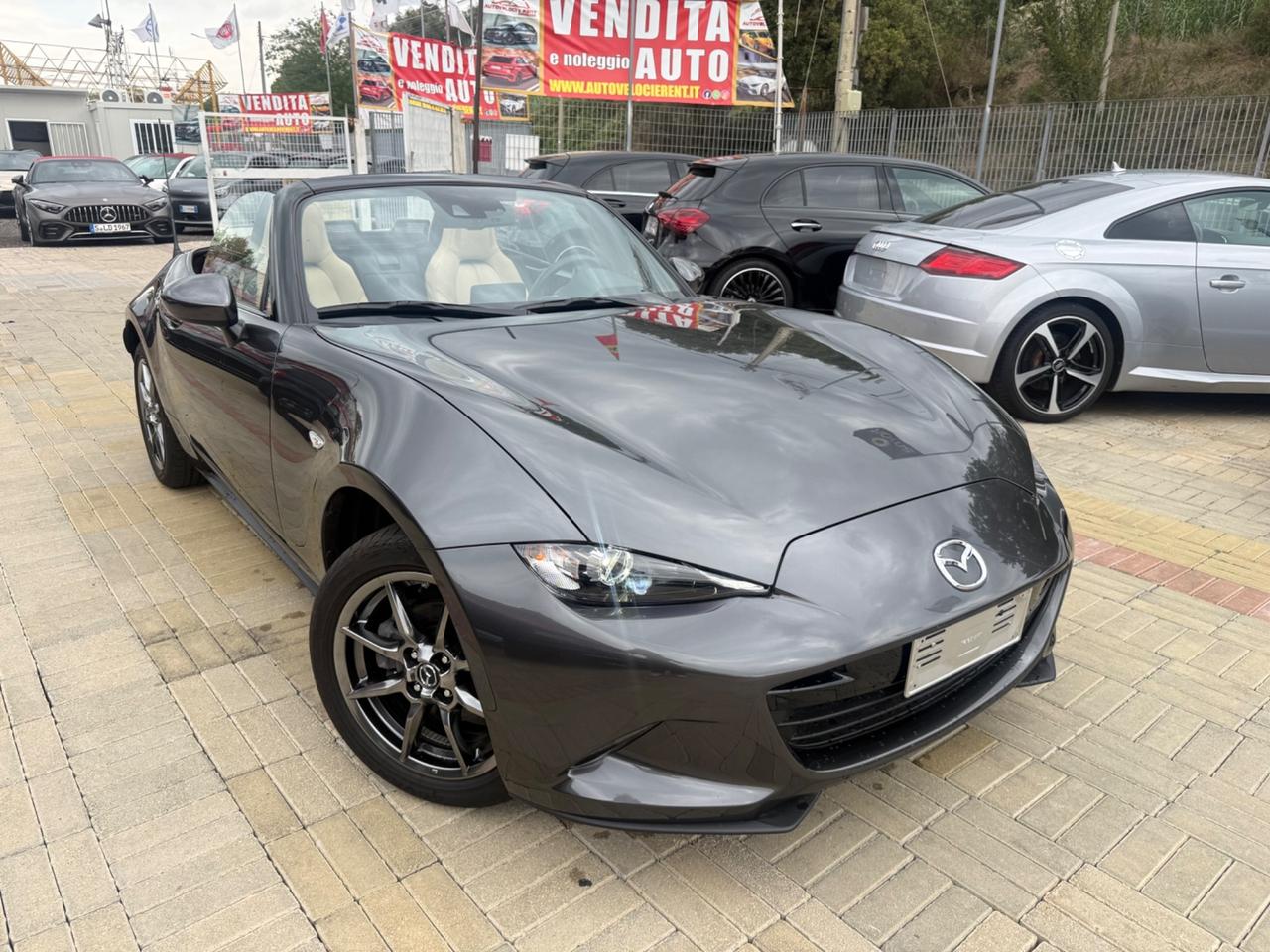 MX-5 1.5 SAKURA | CAPOTE BORDEAUX | PELLE BEIGE | BOSE | FULL LED | 17” | PRONTA CONSEGNA