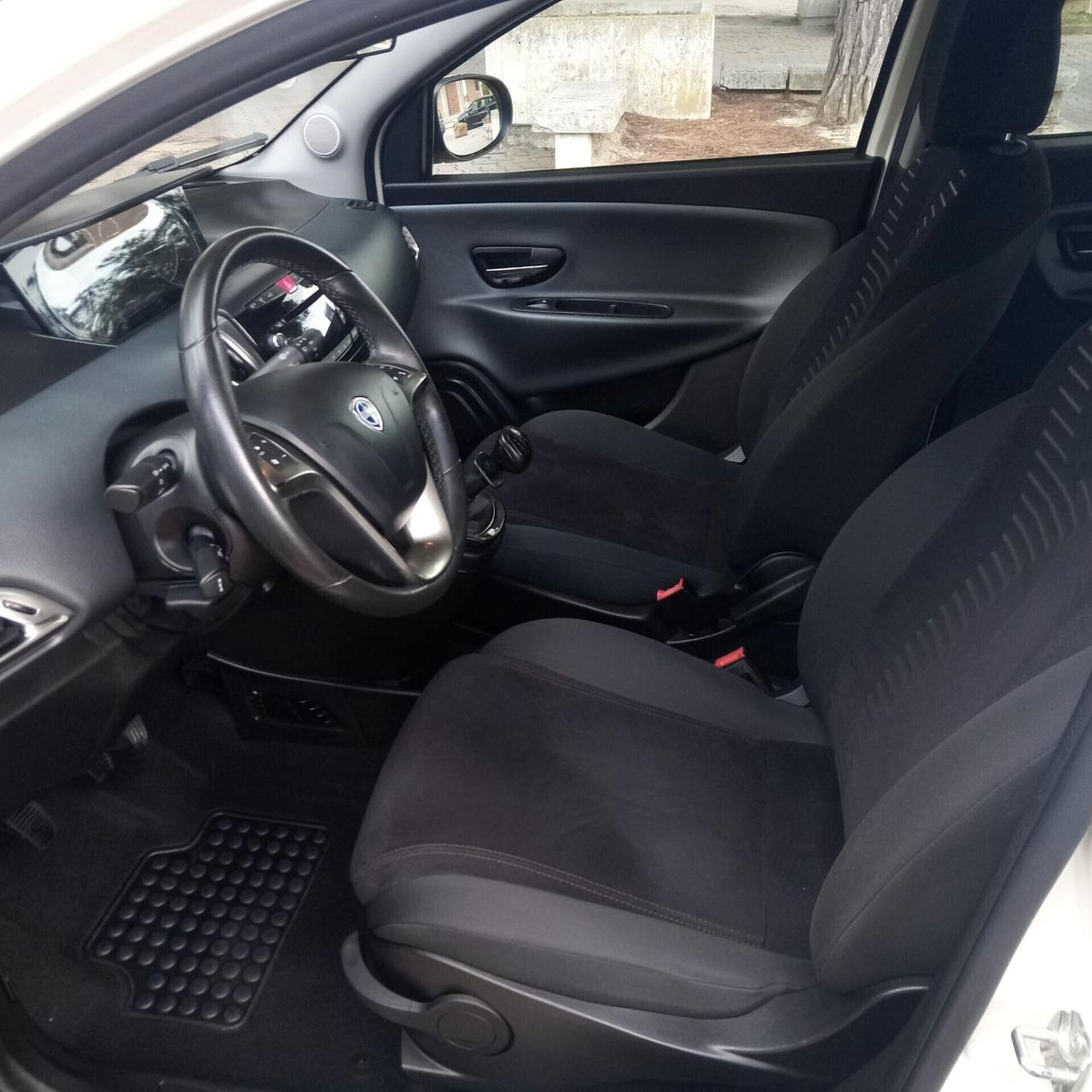 Lancia Ypsilon 1.2 69 CV 5 porte S&S Platinum