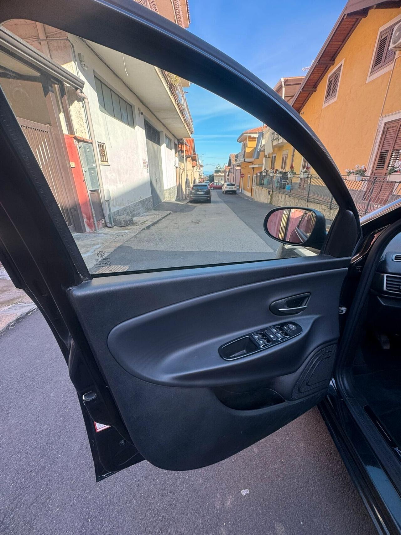 Lancia Ypsilon 1.3 MJT 16V 95 CV 5 porte S&S S Momodesign