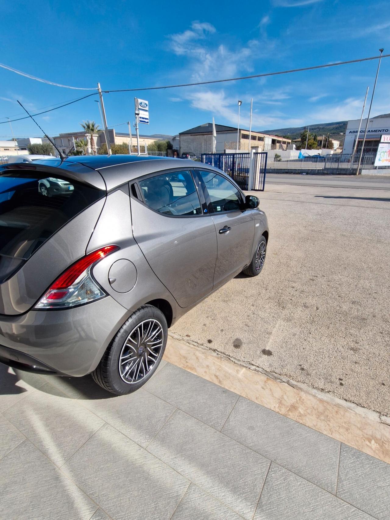 Lancia Ypsilon 1.2 69 CV 5 porte S&S Elefantino Blu