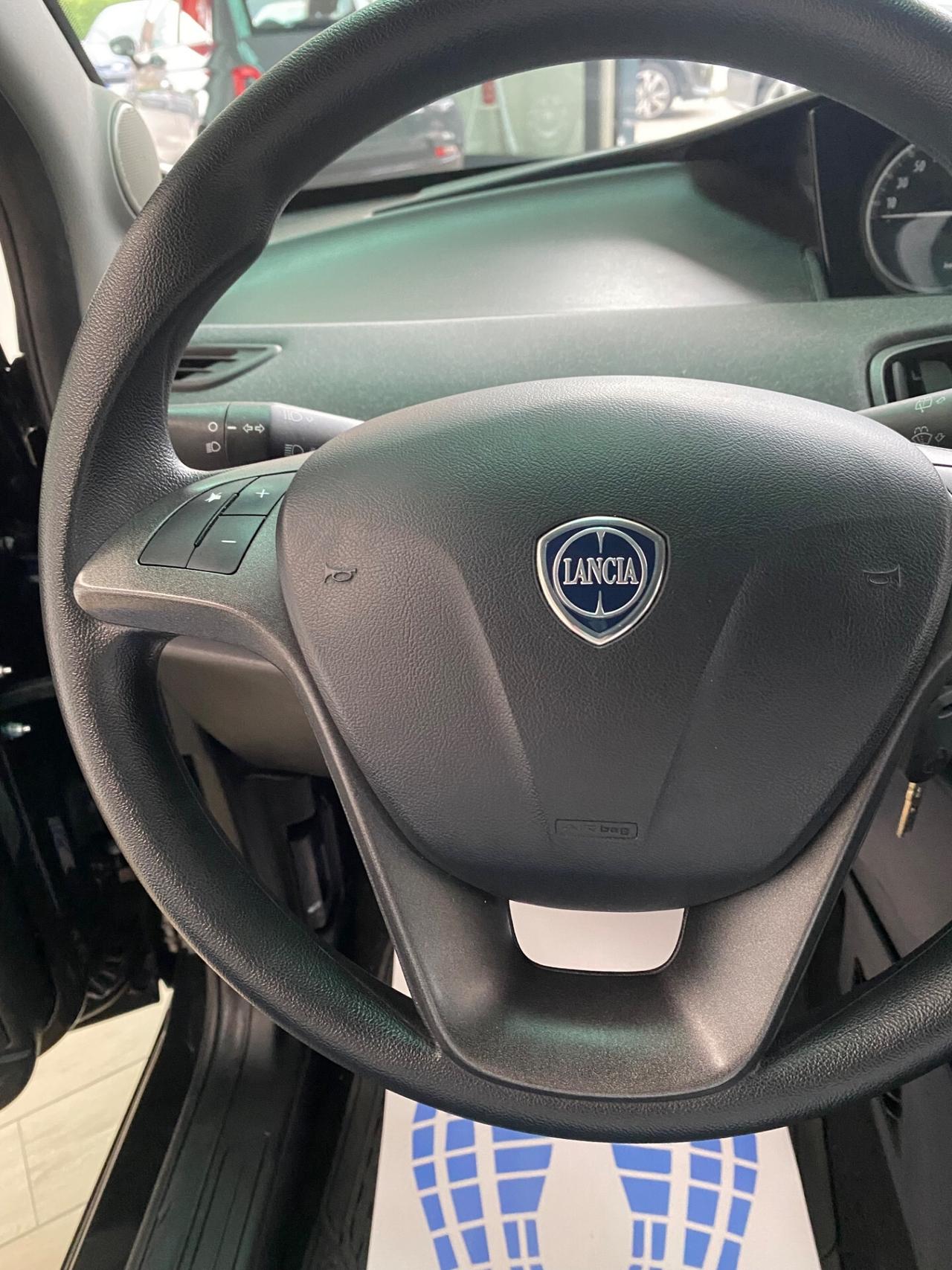 Lancia Ypsilon Hybrid Firefly