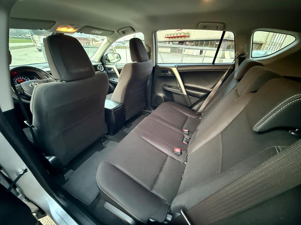 Toyota RAV 4 2.2 D-CAT A/T 4WD Lounge White Ed.