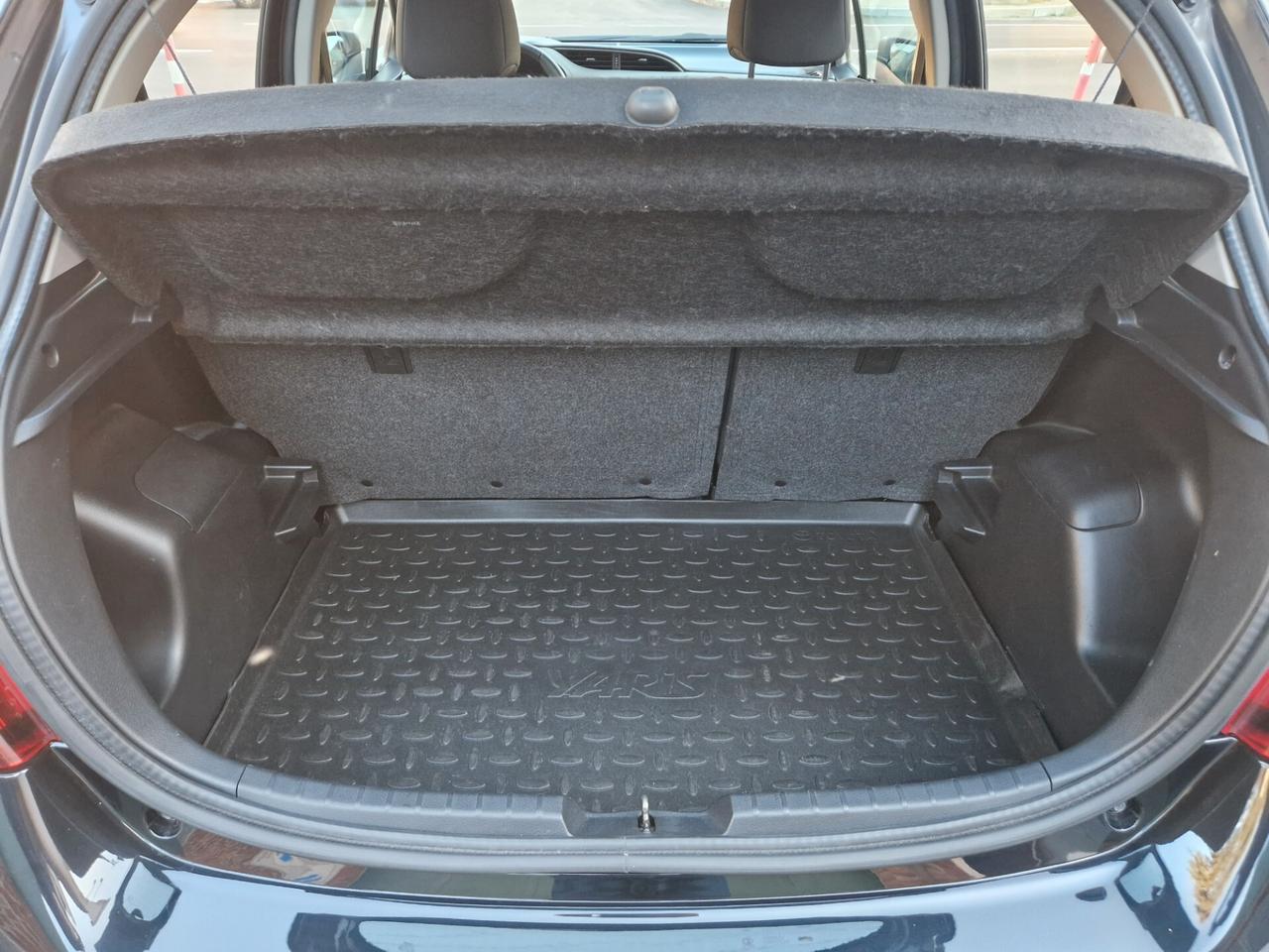 Toyota Yaris 1.0 70CV "70.700 km" Bluetooth, Telecamera, Fendi