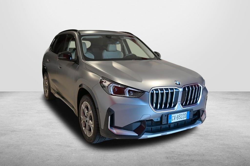 BMW X1 23D 197CV STEPTRONIC 48V X-DRIVE XLINE ( FARI ADATTIVI - CURVED DISPLAY - ACTIVE CRUISE - PELLE - NAVI - MIRROR - PARK ASSISTANT - TELECAMERA POST. - VERNICE OPACA - CERCHI 18 ) CC. 1.995