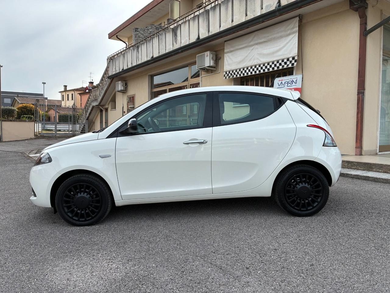 Lancia Ypsilon 1.0 FireFly Hybrid Silver