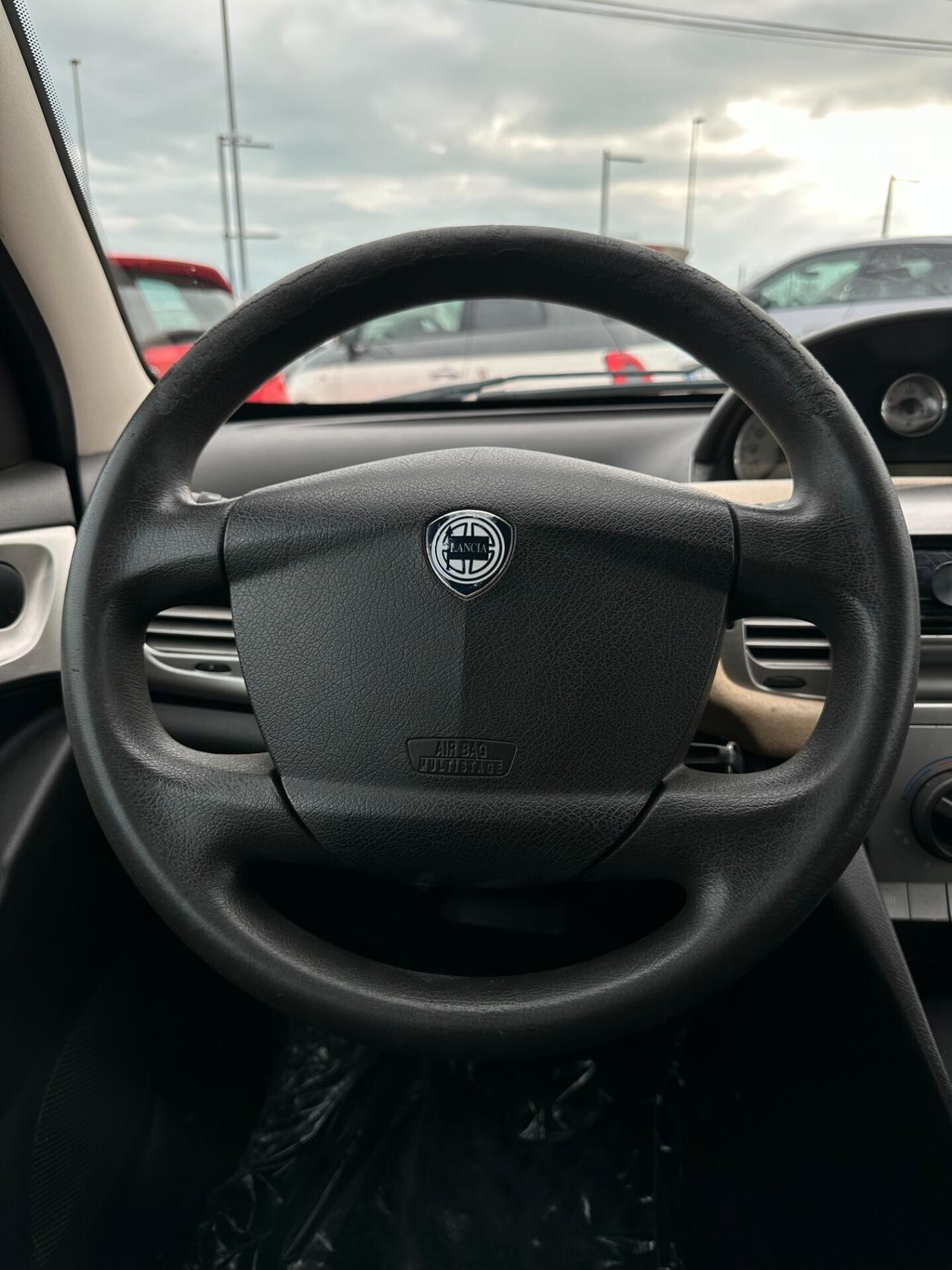 Lancia Ypsilon 1.4 16V Sport MomoDesign