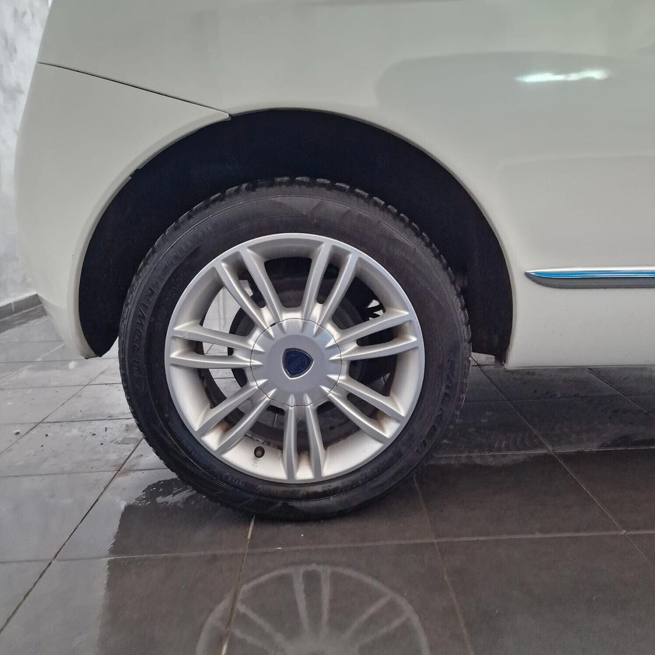 Lancia Ypsilon 1.3 MJT 75 CV Unyca