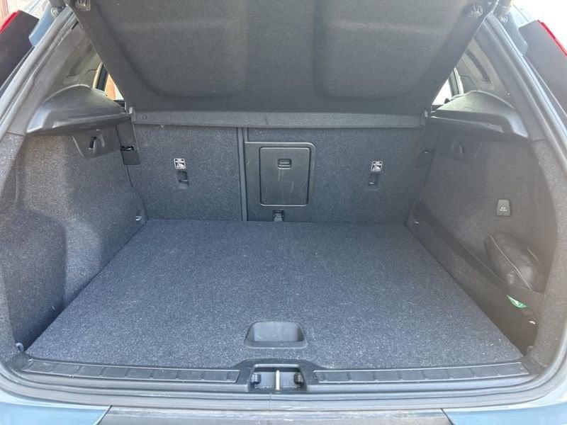 Volvo XC40 2.0 D3 MOMENTUM PRO AUTO MY21