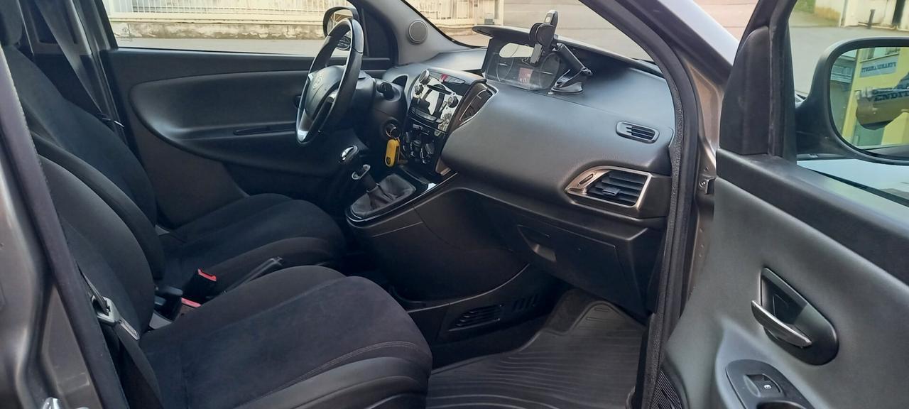 Lancia Ypsilon Benzina cc. 1.242 - 5 Porte 5 Posti UTILIZZABILE ANCHE PER I NEOPATENTATI.